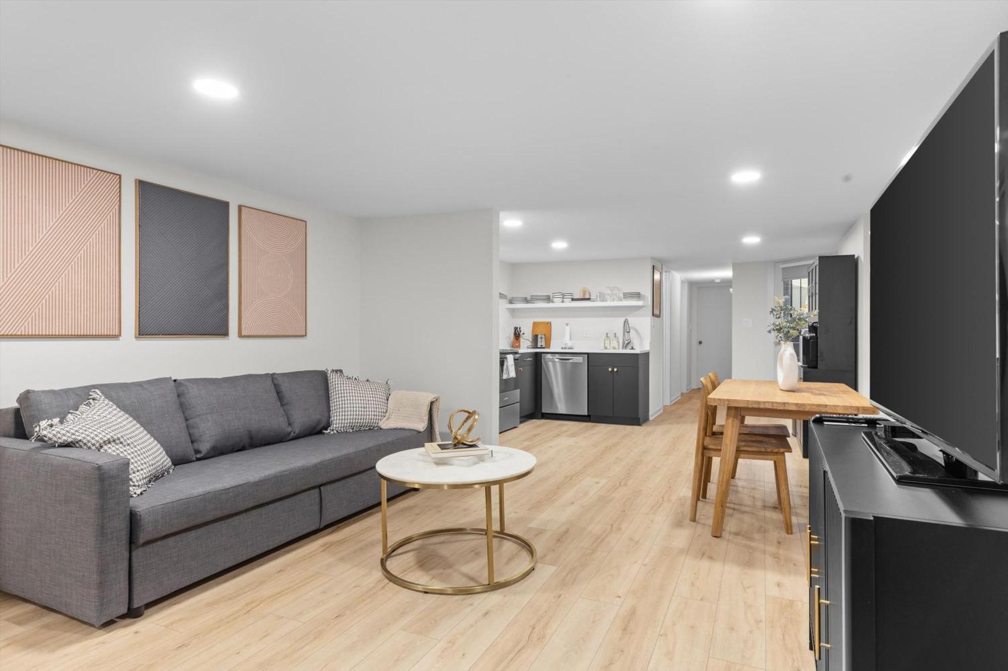 Spacious Nw Steps To 14th Street Corridor Apartment *