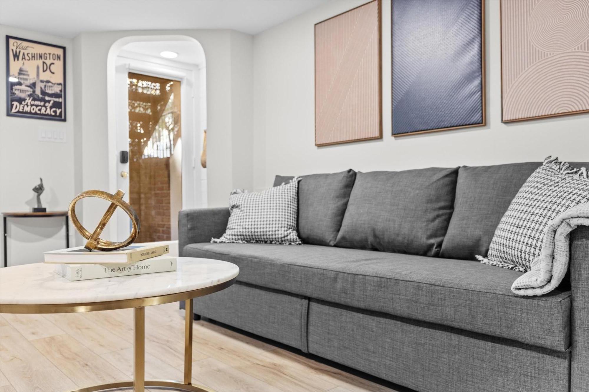 Spacious Nw Steps To 14th Street Corridor Apartment